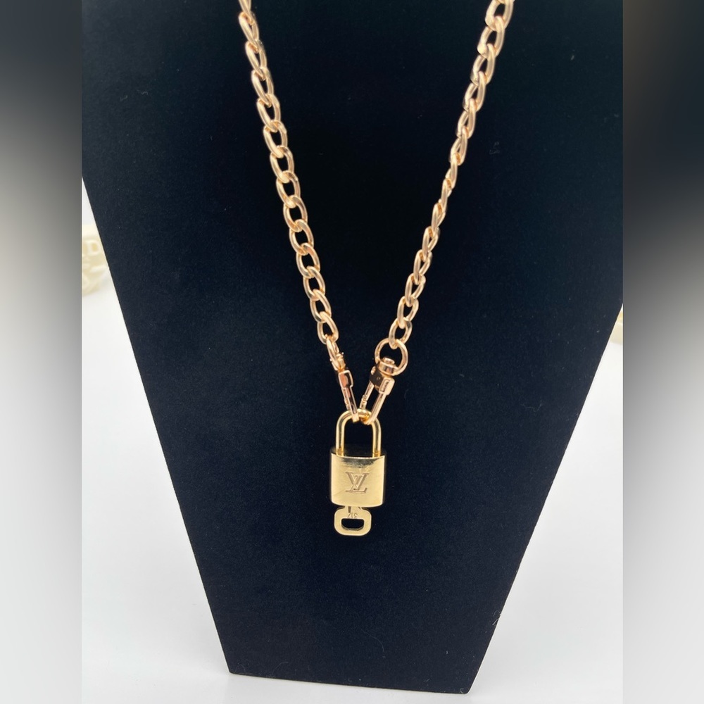 100% Authentic and pre loved Louis Vuitton - Gold Lock and Key set #300 - Picture 5 of 5